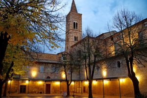 Campanario en Urbino, Italia