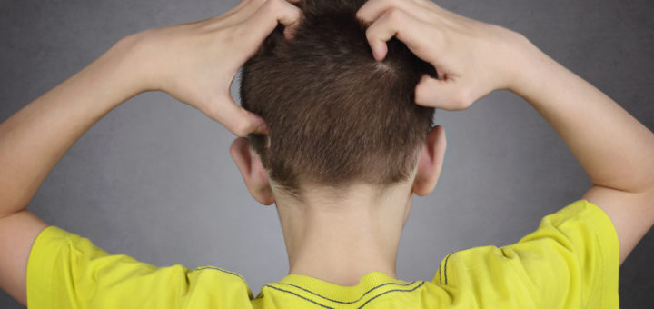 Niño con piojos en la cabeza